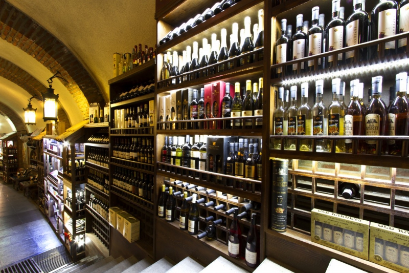 bar-ASCROS-min_world_street_travel_shop_canon_georgia_wine_bottles-429767